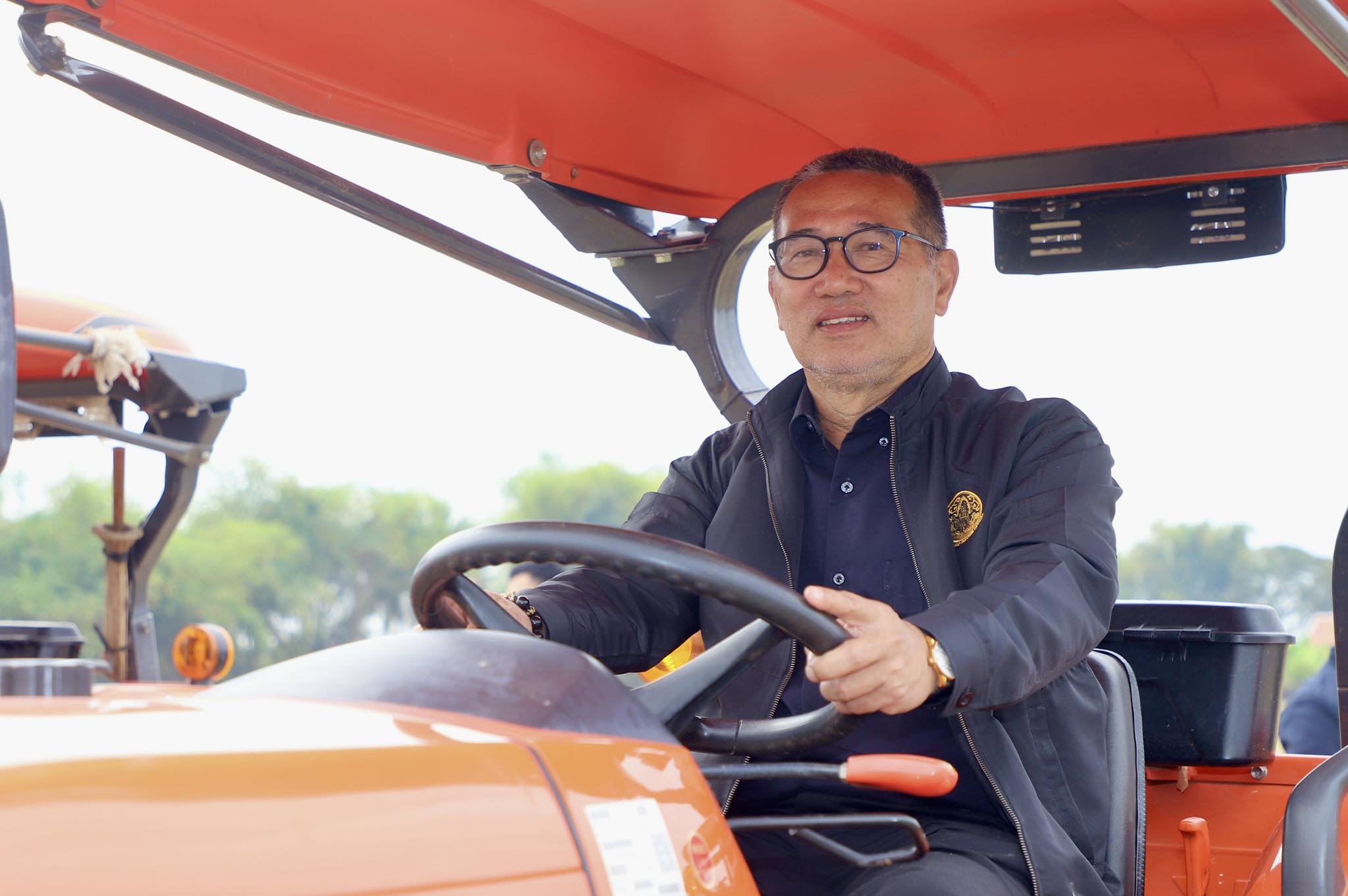 title - เลขาฯ ส.ป.ก. ร่วมงาน “ไถกลบ ตอซัง สร้างดินยั่งยืน ฟื้นสิ่งแวดล้อม”